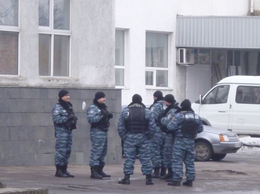 Главную площадь Красноармейска патрулирует «Беркут»: следя..., фото-7 Главную площадь Красноармейска патрулирует «Беркут»: следят за порядком, а штурма админзданий не ждут (ФОТО), фото-7