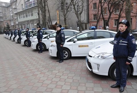 Тернополяни понищили нові службові міліцейські автомобілі (..., фото-1 Тернополяни понищили нові службові міліцейські автомобілі (фото), фото-1