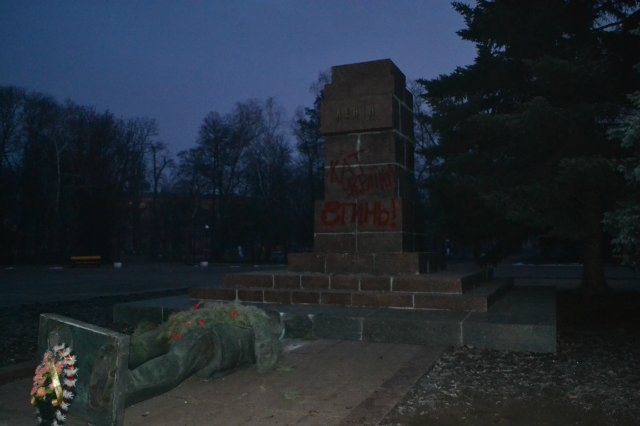 В Кировограде снесли памятник Ленину, фото-1 В Кировограде снесли памятник Ленину, фото-1