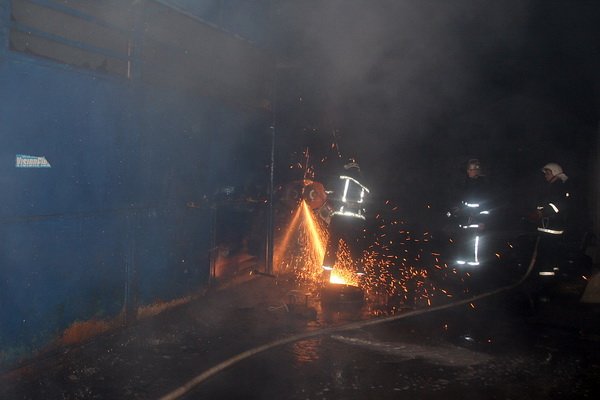 У Тернополі дотла згорів автомагазин (фото, відео), фото-5 У Тернополі дотла згорів автомагазин (фото, відео), фото-5