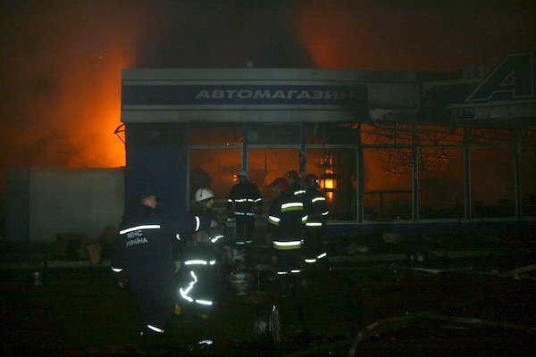 У Тернополі дотла згорів автомагазин (фото, відео), фото-6 У Тернополі дотла згорів автомагазин (фото, відео), фото-6