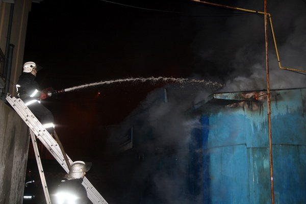 У Тернополі дотла згорів автомагазин (фото, відео), фото-2 У Тернополі дотла згорів автомагазин (фото, відео), фото-2