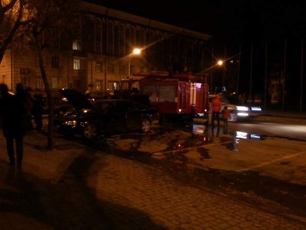У центрі біля «Молока» Тернополя горіла чорна іномарка (фото), фото-1 У центрі біля «Молока» Тернополя горіла чорна іномарка (фото), фото-1