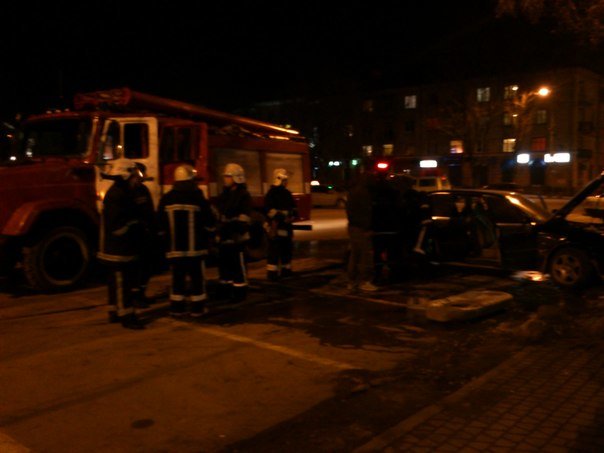 У центрі біля «Молока» Тернополя горіла чорна іномарка (фото), фото-3 У центрі біля «Молока» Тернополя горіла чорна іномарка (фото), фото-3