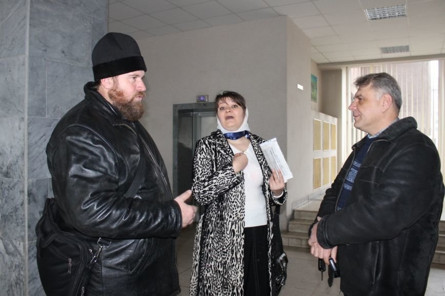 Депутаты и сегодня не явились в Криворожский горсовет. В се..., фото-2 Депутаты и сегодня не явились в Криворожский горсовет. В сессионном зале найден рюкзак с битой (ФОТО), фото-2