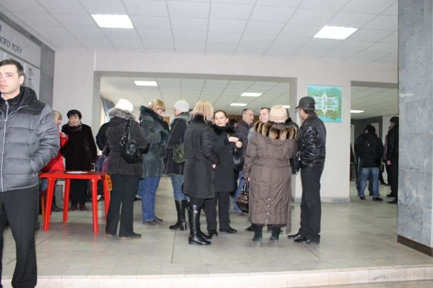 Депутаты и сегодня не явились в Криворожский горсовет. В се..., фото-1 Депутаты и сегодня не явились в Криворожский горсовет. В сессионном зале найден рюкзак с битой (ФОТО), фото-1