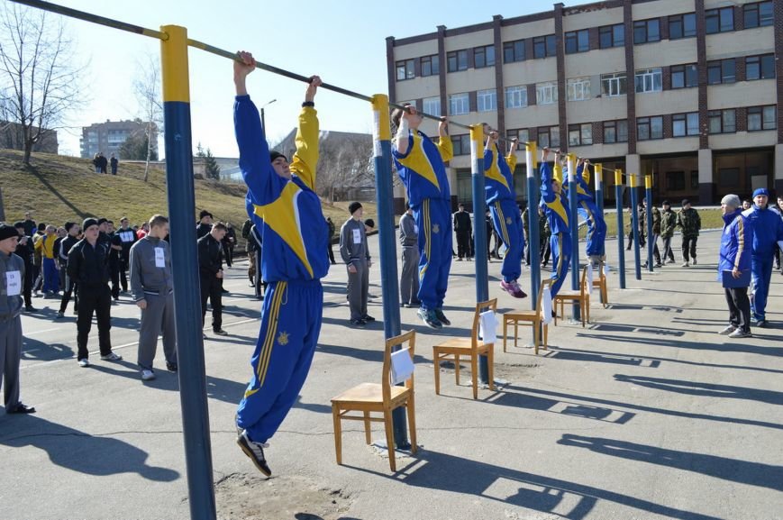 Больше тысячи харьковских курсантов показали, что «страна е..., фото-2 Больше тысячи харьковских курсантов показали, что «страна едина» и воссоздали 100-метровый флаг Украины, фото-2