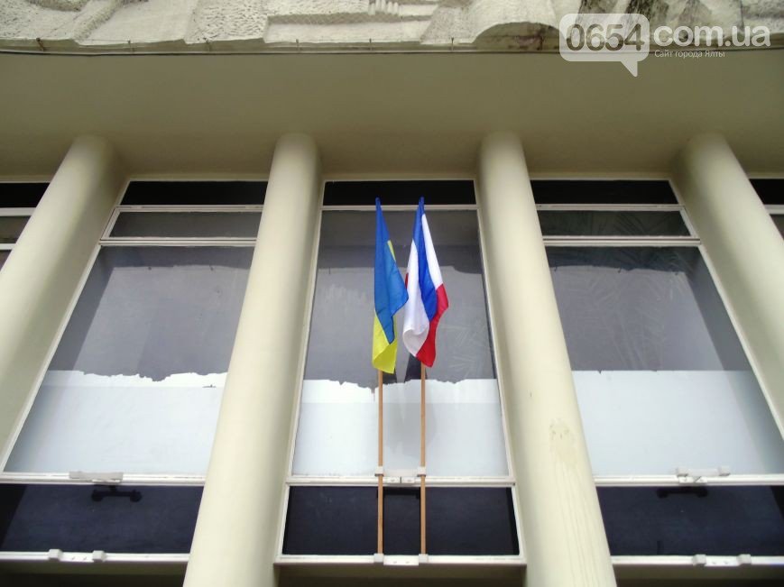 Фотофакт: Над горсоветом Ялты поднят российский флаг, фото-1