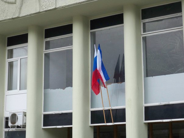 Фотофакт: Над горсоветом Ялты поднят российский флаг, фото-3