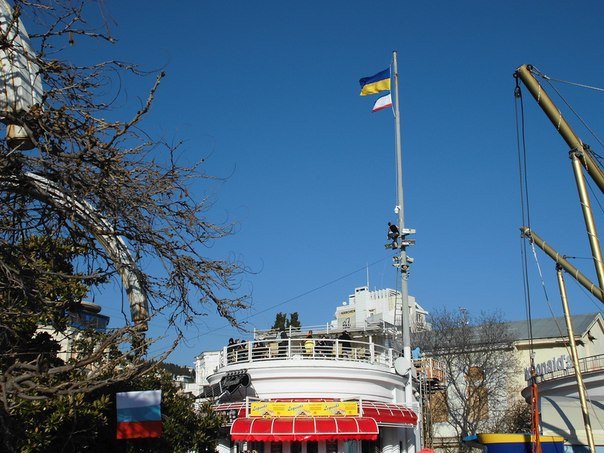 Вчера в Ялте пытались снять украинский флаг с флагштока у  «Макдональдса» (ФОТО), фото-3