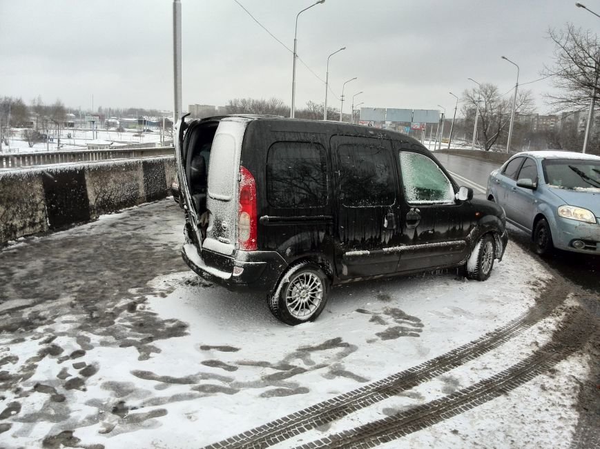 В Донецке «Ниссан» вылетел на встречную и совершил лобовое..., фото-3 В Донецке «Ниссан» вылетел на встречную и совершил лобовое столкновение с «Мерседесом» (ФОТО), фото-3