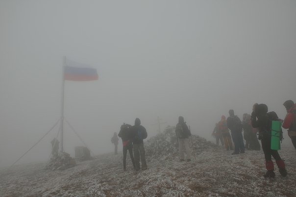 «Российский марш» продолжается: Ялтинцы воздвигнули знамя РФ на вершине Роман-Кош (ФОТО), фото-8