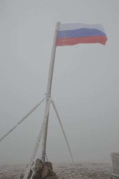 «Российский марш» продолжается: Ялтинцы воздвигнули знамя РФ на вершине Роман-Кош (ФОТО), фото-9