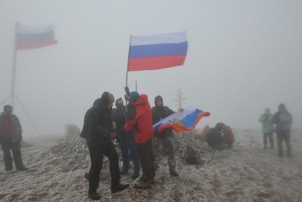 «Российский марш» продолжается: Ялтинцы воздвигнули знамя РФ на вершине Роман-Кош (ФОТО), фото-7