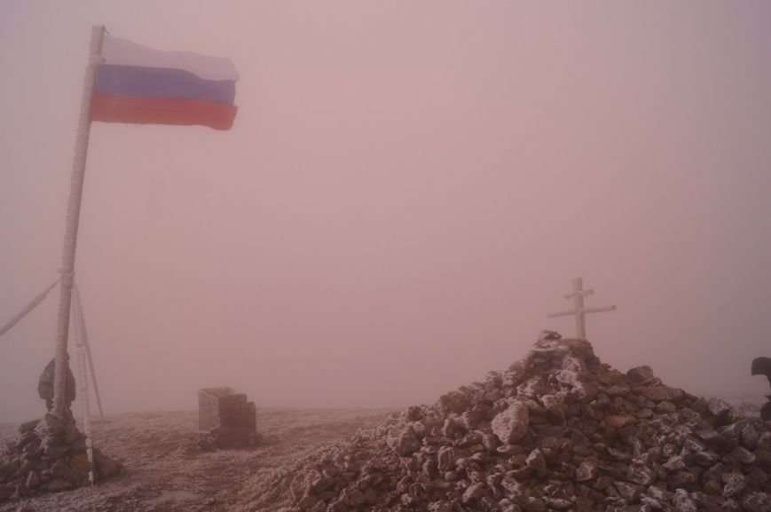 «Российский марш» продолжается: Ялтинцы воздвигнули знамя РФ на вершине Роман-Кош (ФОТО), фото-10