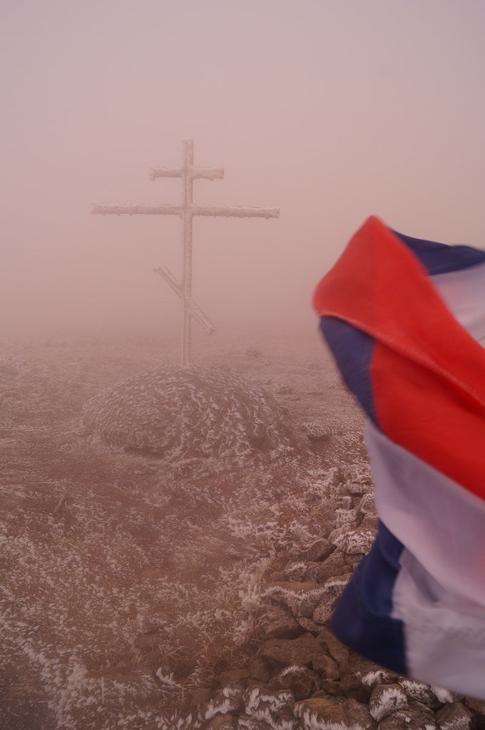 «Российский марш» продолжается: Ялтинцы воздвигнули знамя РФ на вершине Роман-Кош (ФОТО), фото-11