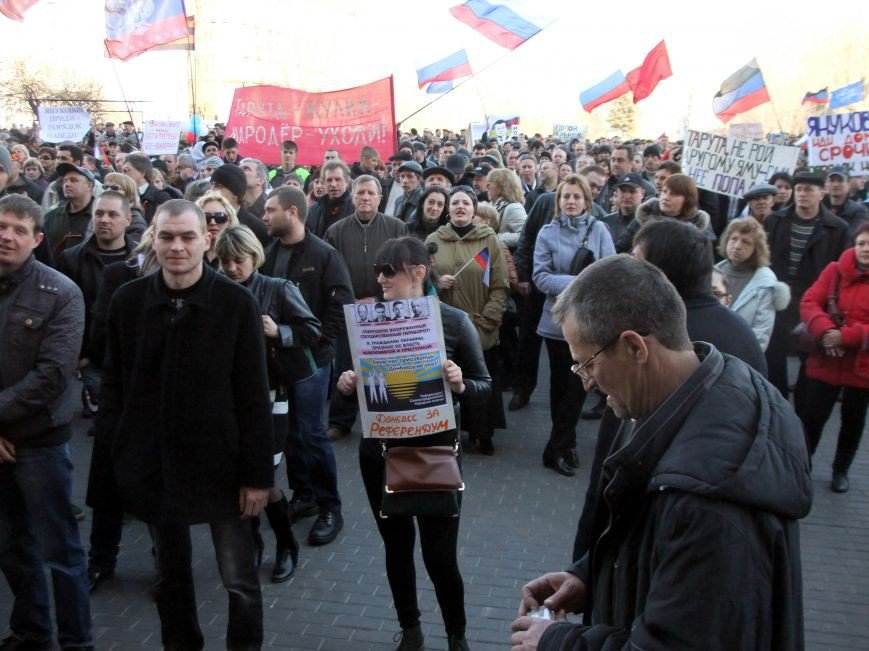 Участники пророссийского митинга в Донецке, отказавшись от штурма ОГА, грозятся показать «кузькину мать» Ахметову (ФОТО) (фото) - фото 1 Участники пророссийского митинга в Донецке, отказавшись от штурма ОГА, грозятся показать «кузькину мать» Ахметову (ФОТО) (фото) - фото 1