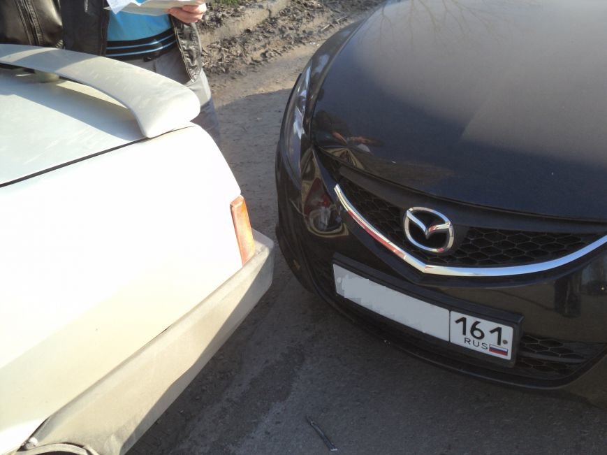 Столкнулись два товарища в Таганроге, ситуацию оценил дорожный комиссар, фото-2