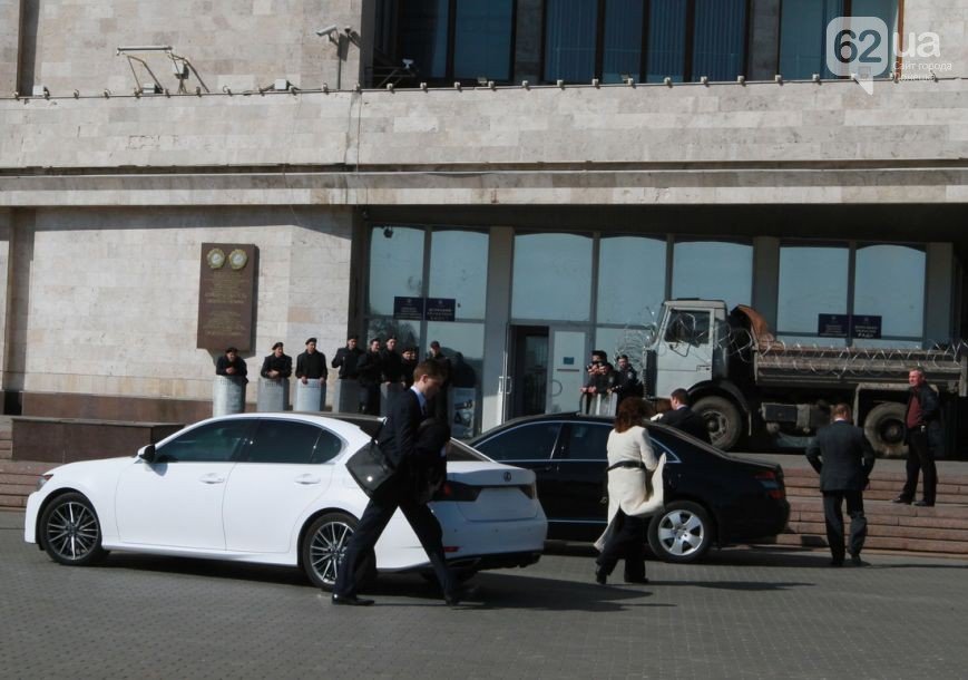 Как в Донецке Верховного комиссара ОБСЕ защищали от журналистов (ФОТО, ВИДЕО) (фото) - фото 1 Как в Донецке Верховного комиссара ОБСЕ защищали от журналистов (ФОТО, ВИДЕО) (фото) - фото 1