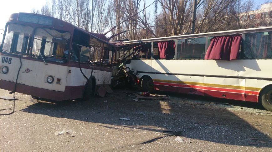 В Донецкой области троллейбус столкнулся с автобусом, в кот..., фото-3 В Донецкой области троллейбус столкнулся с автобусом, в котором ехали дети —четыре человека погибли и 16 пострадали (ФОТО), фото-3
