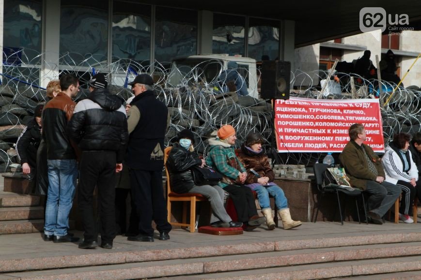 Под захваченным сепаратистами зданием Донецкого облсовета раздают е... Под захваченным сепаратистами зданием Донецкого облсовета раздают еду (ФОТО) (фото) - фото 2