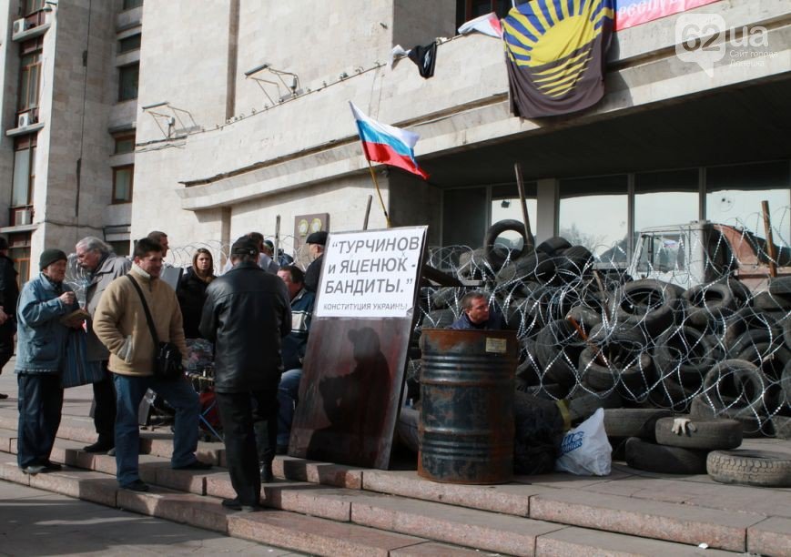 Под захваченным сепаратистами зданием Донецкого облсовета раздают е... Под захваченным сепаратистами зданием Донецкого облсовета раздают еду (ФОТО) (фото) - фото 1