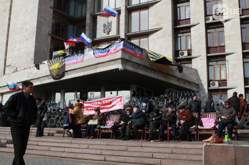 Под захваченным сепаратистами зданием Донецкого облсовета раздают е... Под захваченным сепаратистами зданием Донецкого облсовета раздают еду (ФОТО) (фото) - фото 4