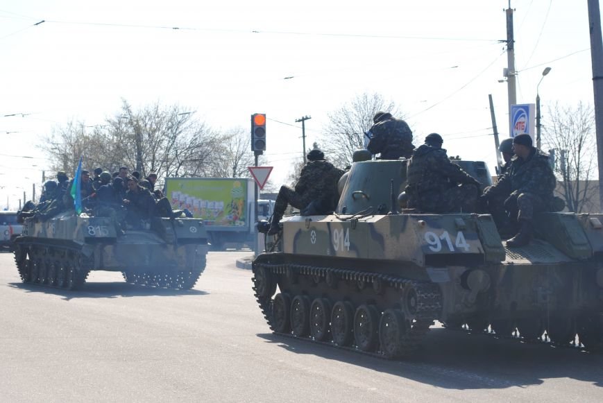 Вс 24. Колонна военной техники в Украине. Украинская техника в городе. Запорожье Военная колонна. Мелитополь колонна военной.