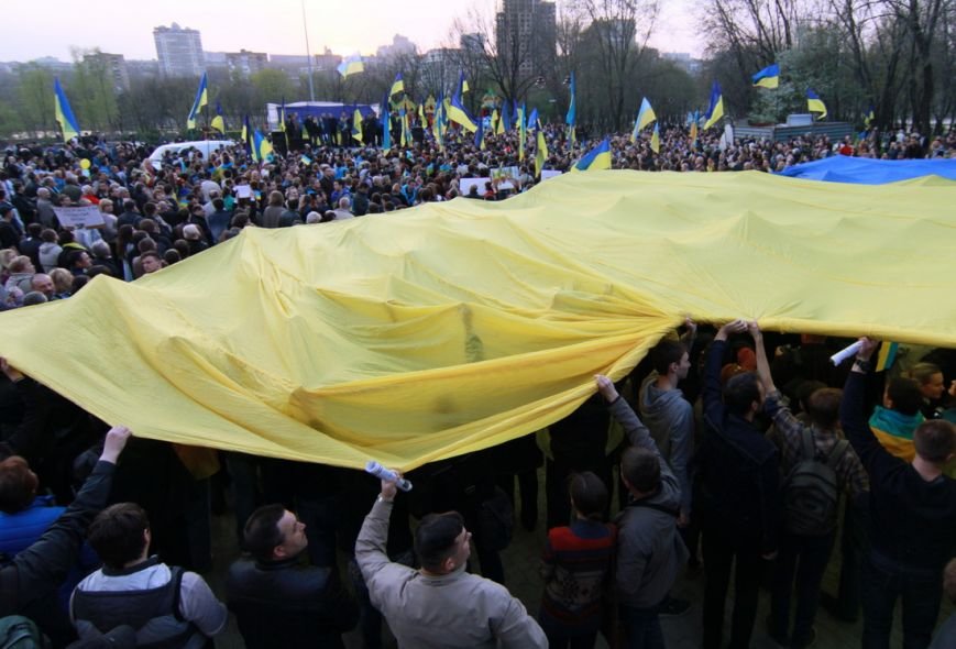 Украинский флаг в донецке. Митинг за Украину в Донецке. Донецк 2014 флаги Украины. Фото растянутого флага Украины и много людей.