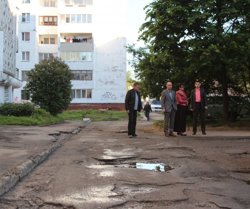 Міський голова Тернополя побував у дворі, де міжбудинковий..., фото-1 Міський голова Тернополя побував у дворі, де міжбудинковий проїзд не ремонтували десятиліттями (фото), фото-1