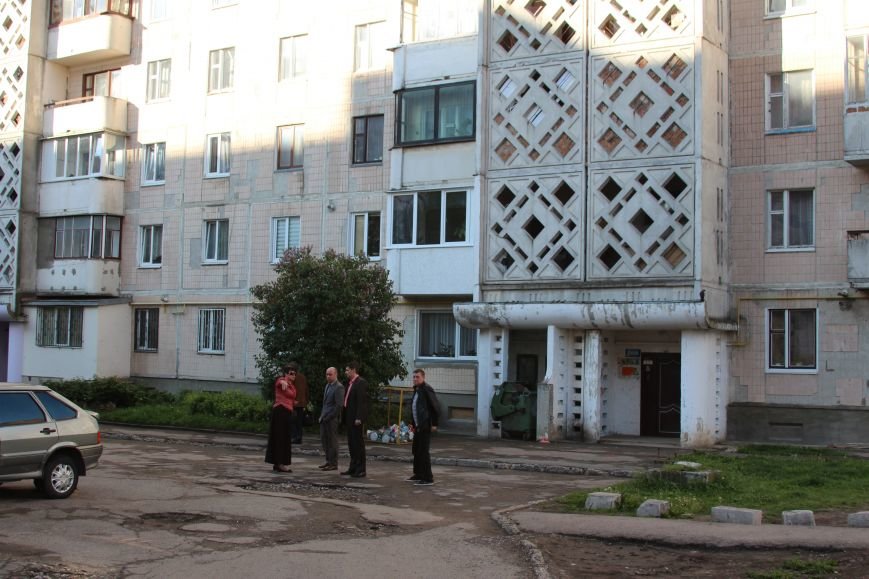Міський голова Тернополя побував у дворі, де міжбудинковий..., фото-2 Міський голова Тернополя побував у дворі, де міжбудинковий проїзд не ремонтували десятиліттями (фото), фото-2