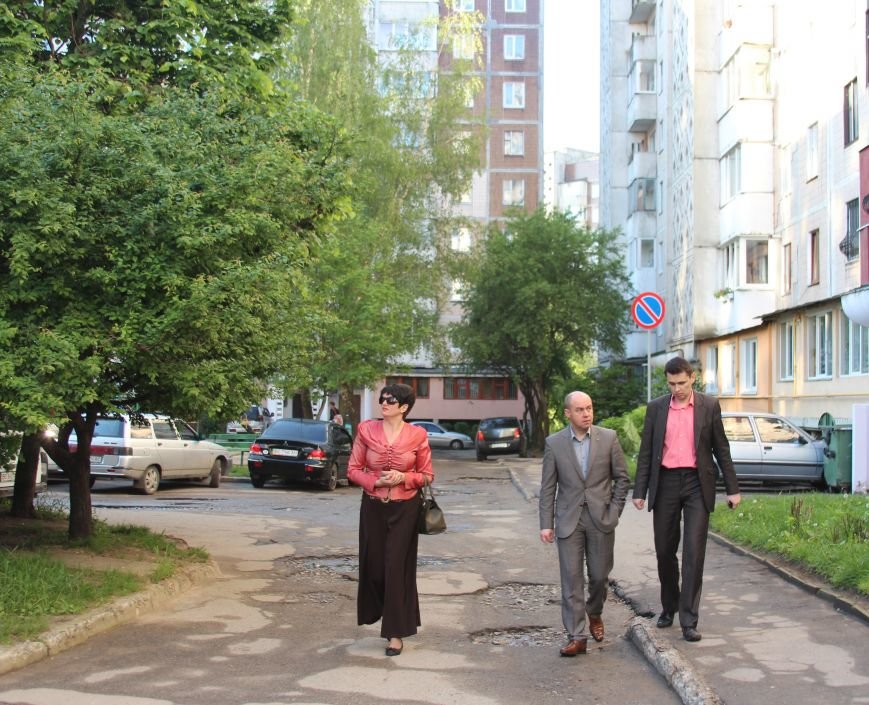 Міський голова Тернополя побував у дворі, де міжбудинковий..., фото-3 Міський голова Тернополя побував у дворі, де міжбудинковий проїзд не ремонтували десятиліттями (фото), фото-3