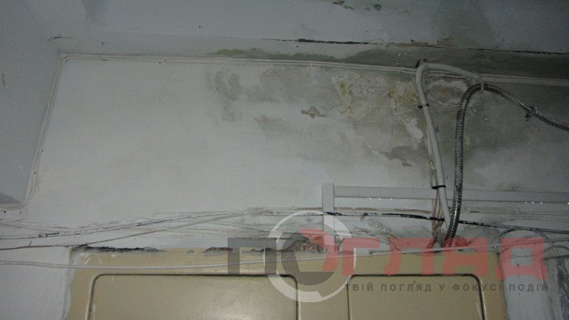У Тернополі під час грози дощова вода лилася всередині під’..., фото-3 У Тернополі під час грози дощова вода лилася всередині під’їзду: від верхнього поверху, до нижнього (фото), фото-3