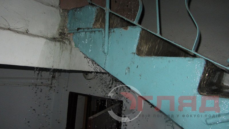 У Тернополі під час грози дощова вода лилася всередині під’..., фото-1 У Тернополі під час грози дощова вода лилася всередині під’їзду: від верхнього поверху, до нижнього (фото), фото-1