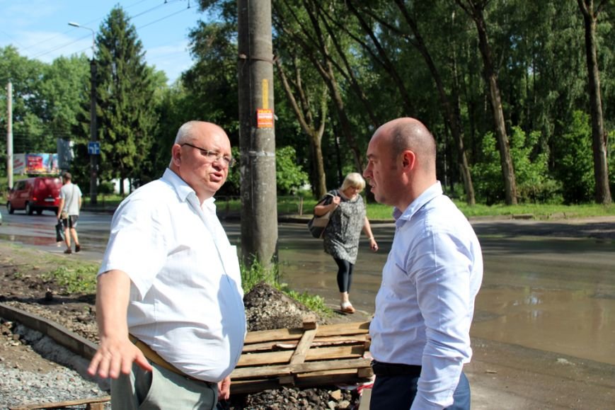У Тернополі тривають роботи з капітального ремонту тротуарі..., фото-3 У Тернополі тривають роботи з капітального ремонту тротуарів (фото), фото-3