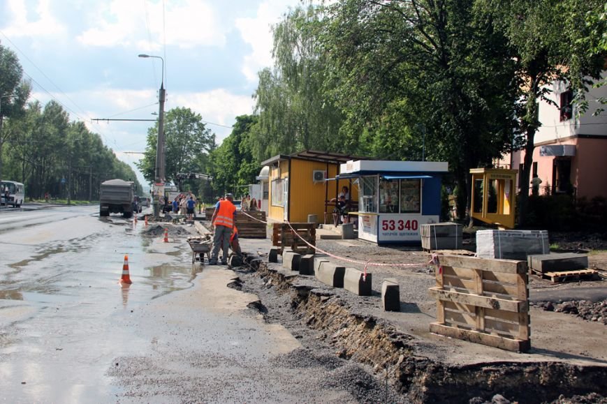 У Тернополі тривають роботи з капітального ремонту тротуарі..., фото-1 У Тернополі тривають роботи з капітального ремонту тротуарів (фото), фото-1