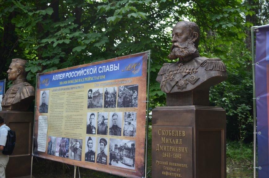 В каком городе открыли памятник. Памятник Маргелову Гагарина в Симферополе. Памятник Маргелову Василию Филипповичу в Симферополе. Памятник Маргелову в Гагаринском парке Симферополь. Памятник Маргелову Джанкой.