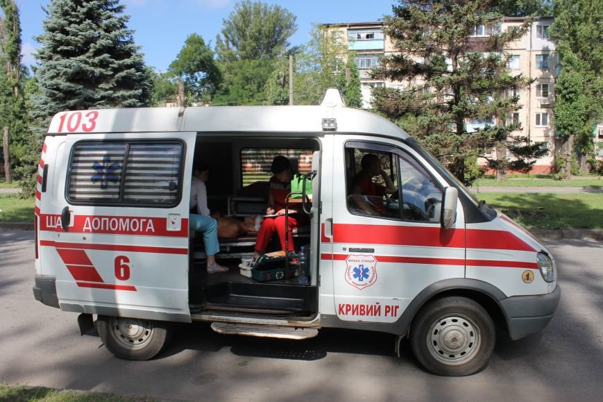 В Кривом Роге «Мерседес» въехал в мусоровоз (ФОТО, ДОПОЛНЕНО), фото-1 В Кривом Роге «Мерседес» въехал в мусоровоз (ФОТО, ДОПОЛНЕНО), фото-1