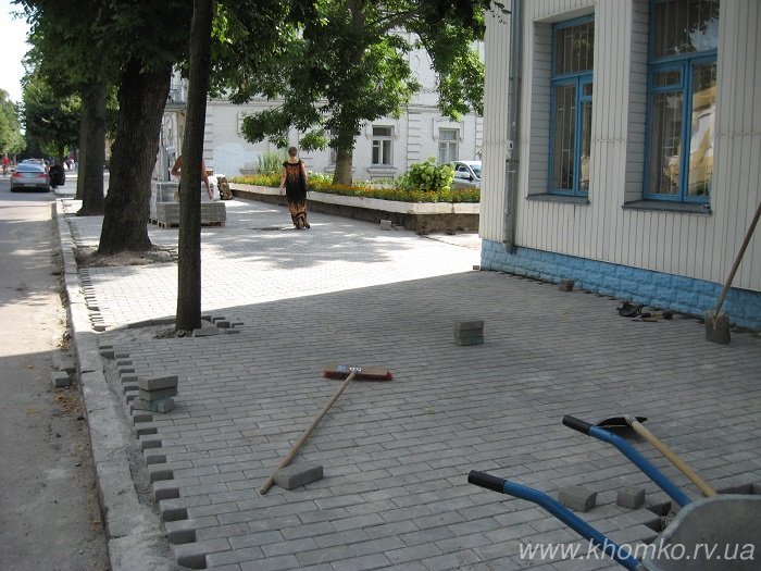 У Рівному на вулиці 16 липня практично завершено викладання..., фото-2 У Рівному на вулиці 16 липня практично завершено викладання бруківки на тротуарі (Фото), фото-2