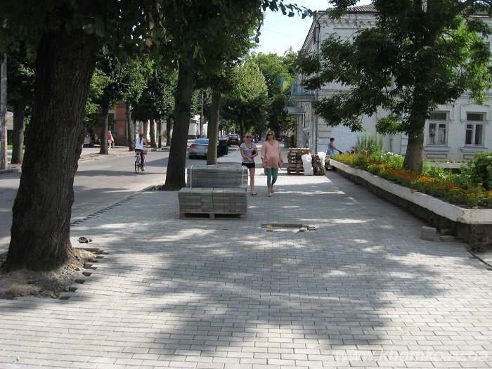 У Рівному на вулиці 16 липня практично завершено викладання..., фото-3 У Рівному на вулиці 16 липня практично завершено викладання бруківки на тротуарі (Фото), фото-3