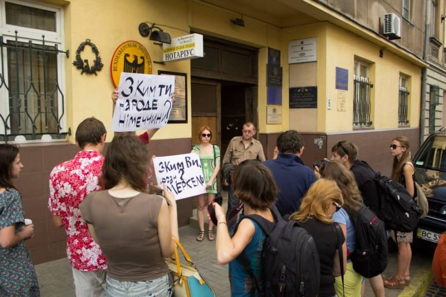 Львів'яни запитали фрау Меркель та німецького народу: «З ки..., фото-4 Львів'яни запитали фрау Меркель та німецького народу: «З ким ви?» (ФОТО), фото-4
