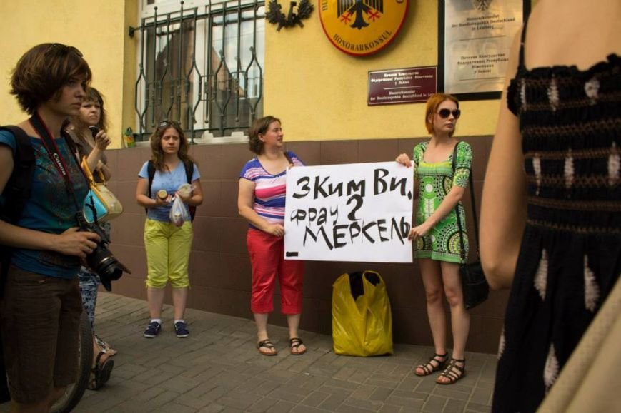 Львів'яни запитали фрау Меркель та німецького народу: «З ки..., фото-1 Львів'яни запитали фрау Меркель та німецького народу: «З ким ви?» (ФОТО), фото-1