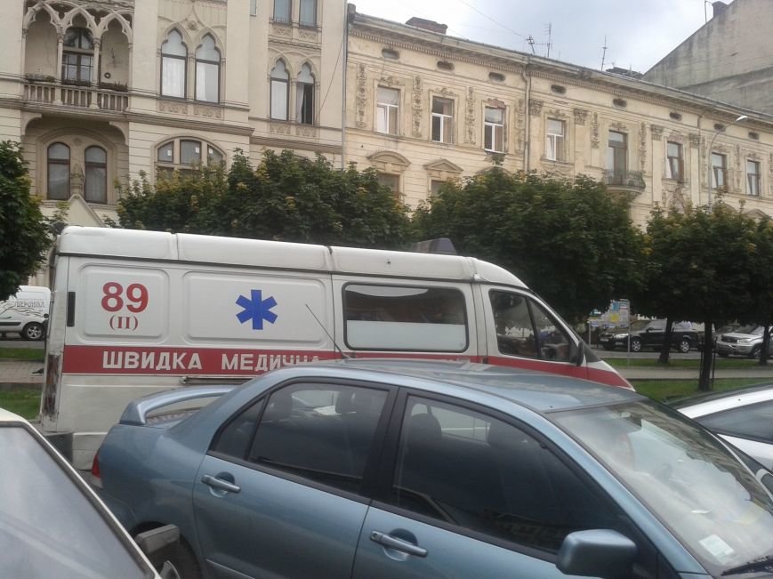 Небезпечні тераси: у Львові малюк порізав обличчя склом. З..., фото-10 Небезпечні тераси: у Львові малюк порізав обличчя склом. Зараз його оперують (фоторепортаж), фото-10