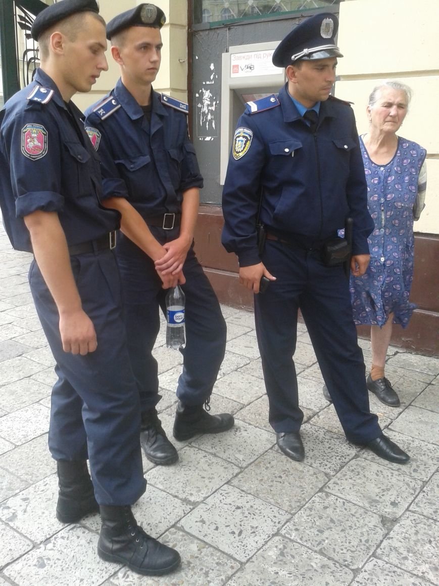 Небезпечні тераси: у Львові малюк порізав обличчя склом. За..., фото-9 Небезпечні тераси: у Львові малюк порізав обличчя склом. Зараз його оперують (фоторепортаж), фото-9