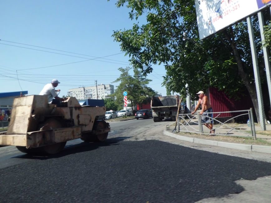 Вчера в Таганроге на перекрестке Щаденко и Москатова латали дырку в асфальте, фото-1
