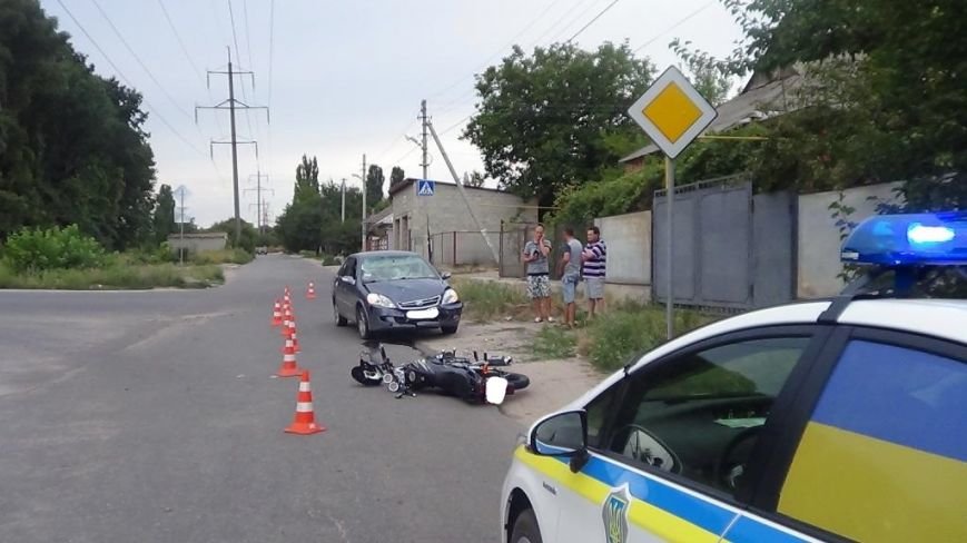 В Кировограде мотоцикл столкнулся с автомобилем (фото), фото-2 В Кировограде мотоцикл столкнулся с автомобилем (фото), фото-2