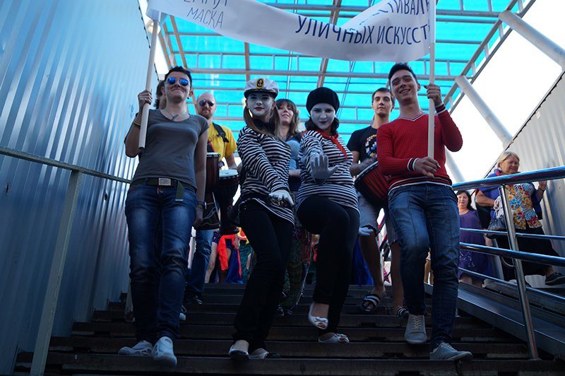 В Белгороде клоуны, танцовщицы, художники и поэты вышли на..., фото-5 В Белгороде клоуны, танцовщицы, художники и поэты вышли на улицы, фото-5