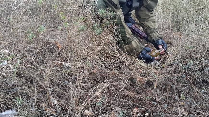 В Славянске патруль киевского добровольческого батальона об..., фото-1 В Славянске патруль киевского добровольческого батальона обезвредил гранату с надписью «За ДНР», фото-1