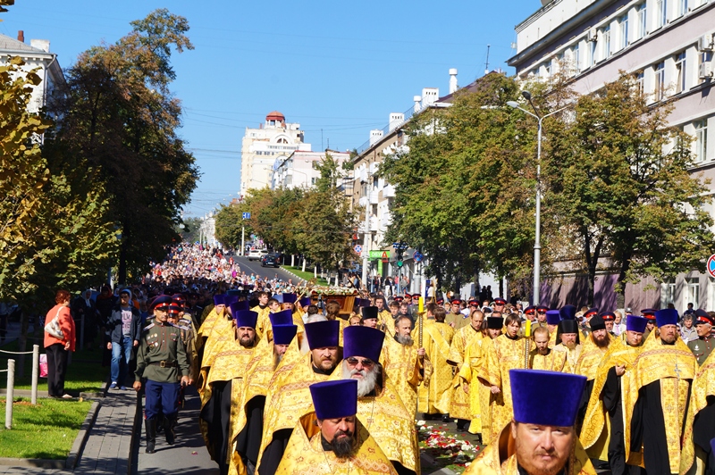 По Белгороду пронесли мощи Святителя Иоасафа, фото-2 По Белгороду пронесли мощи Святителя Иоасафа, фото-2