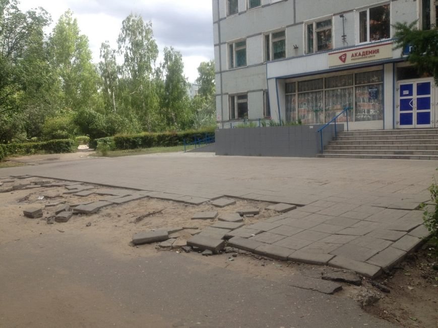 Разруха возле поликлиники № 3 в Заволжье, фото-1